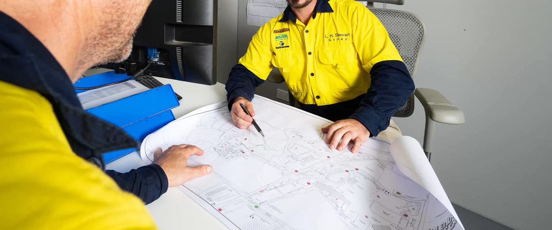 builders looking at draft blue prints for build